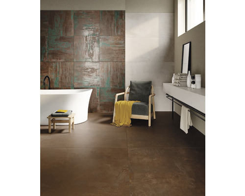 Badkamer met bad, fauteuil en wastafel voor wand- en vloertegels