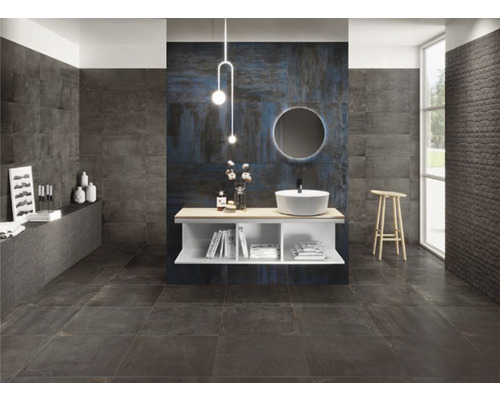 Badkamer met grijze tegels, wastafel en spiegel