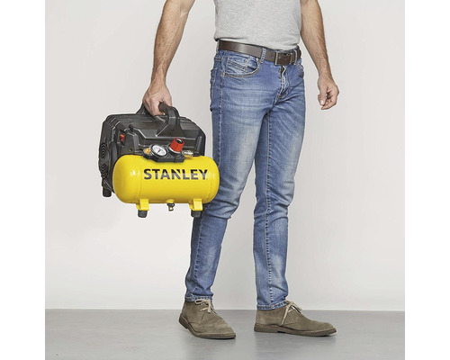 Een persoon houdt een draagbare Stanley compressor vast.