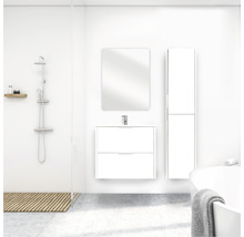 Lichte badkamer met douche, wastafel met spiegel en hoge kast.