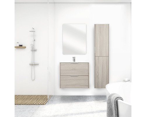 Badkamer met wastafelonderkast, spiegel en hoge kast