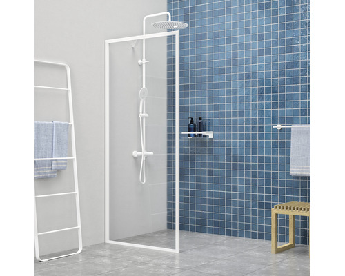 Moderne badkamer met douchewand, handdoekhouder en blauwe tegels