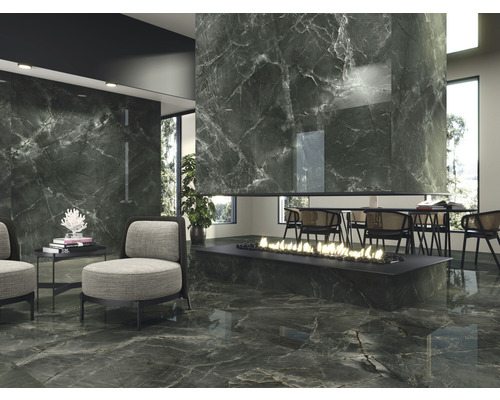 Een woonkamer met vloertegels en wandtegels in marmerdesign, een open haard en zitplaatsen creëert een elegante sfeer.