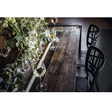 Gedecoreerde houten tafel met stoelen en wijnglazen