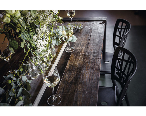 Gedecoreerde houten tafel met stoelen en wijnglazen