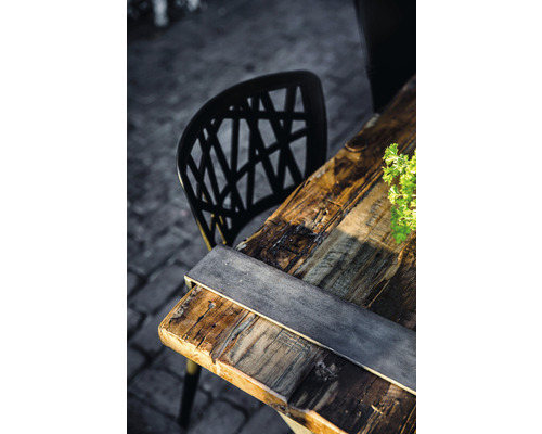 Eettafel met houten blad en stoel in de buitenruimte