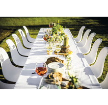 Gedekte eettafel met witte stoelen buiten