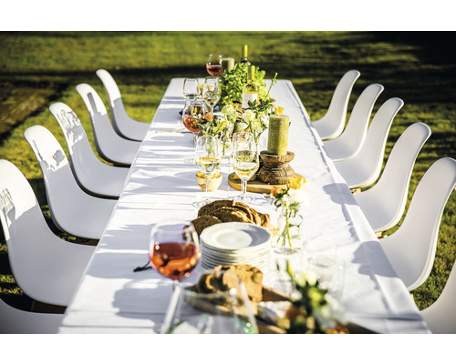 Gedekte eettafel met witte stoelen buiten