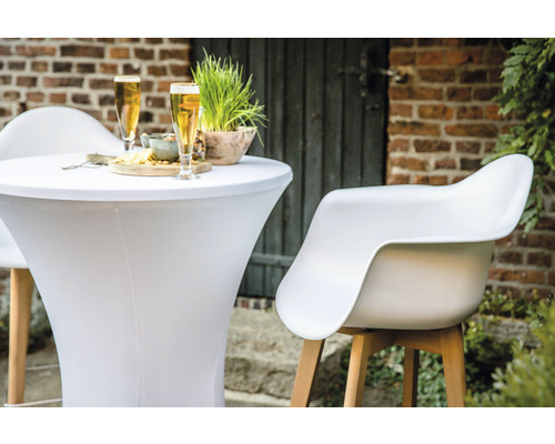 Scene met statafel, stretchhoes, barkruk, drankjes en snacks buiten