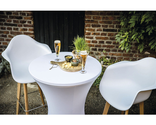 Scene met statafel, twee stoelen, drankjes en snacks buiten