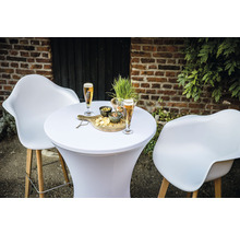 Scene met statafel, twee stoelen en drankjes buiten