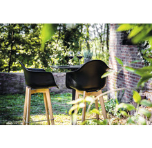 Buitenscène met twee barkrukken en een tafel met wijnglazen en lavendel