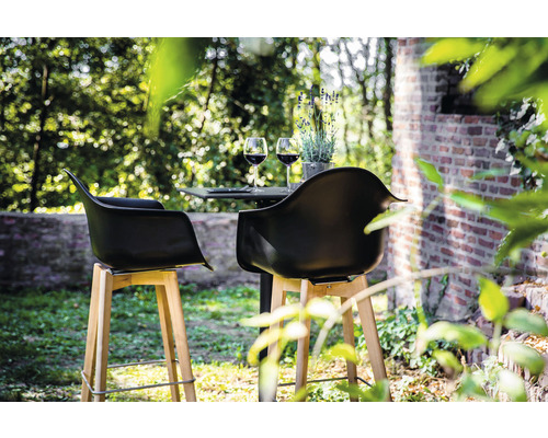 Buitenscène met twee barkrukken en een tafel met wijnglazen en lavendel