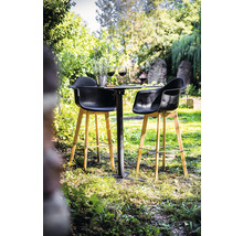 Tuinscene met bistrotafel en twee barkrukken buiten