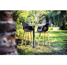 Tuinscene met bistrotafel en twee barkrukken van kunststof en hout