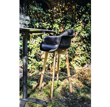 Barhocker met zitkuip en houten poten buitenshuis