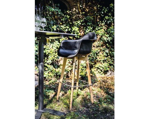 Barhocker met zitkuip en houten poten buitenshuis