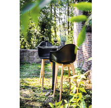 Barset met tafel en twee krukken in de tuin