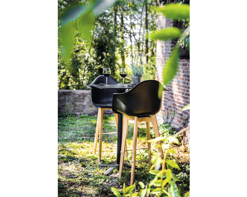 Barset met tafel en twee krukken in de tuin