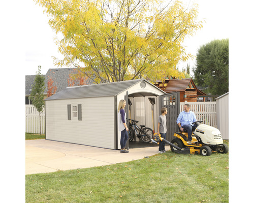 Tuinscene met tuinhuis, grasmaaier en mensen in de tuin