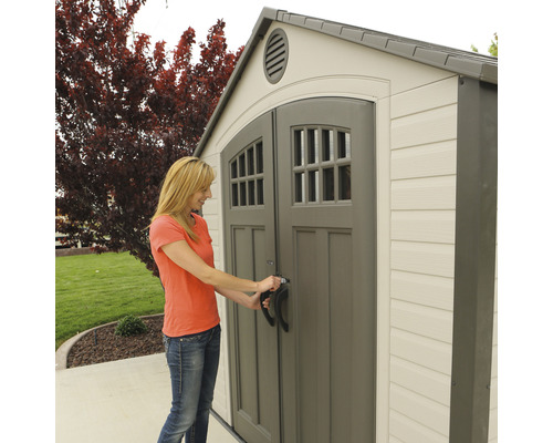 Vrouw opent tuinhuis met dubbele deur en ramen