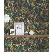 Behang met jungle motief en dierlijke voorstellingen aan een muur