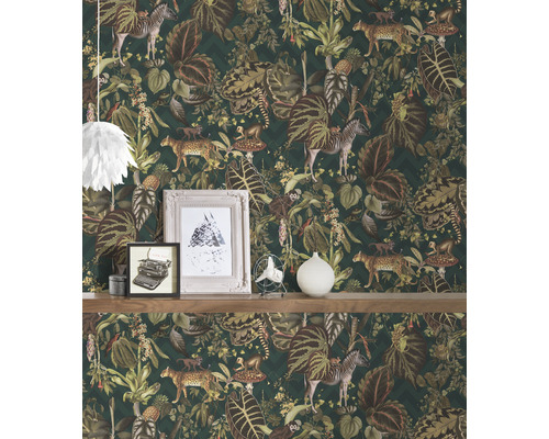 Behang met jungle motief en dierlijke voorstellingen aan een muur