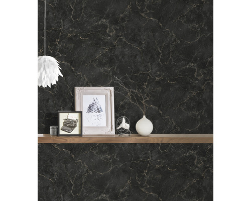 Woonkamer met zwart marmeren behang en decoratie op een houten plank