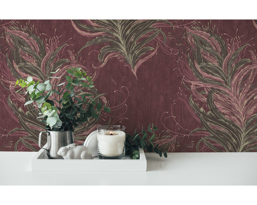 Decoratief behang met verenmotief en woonaccessoires op een tafel