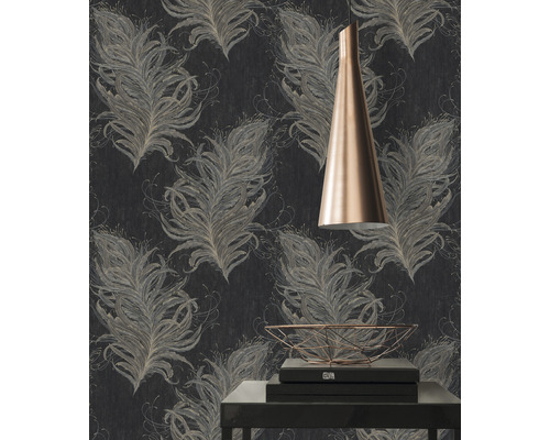 Behang met verenmotief en lamp boven een tafel