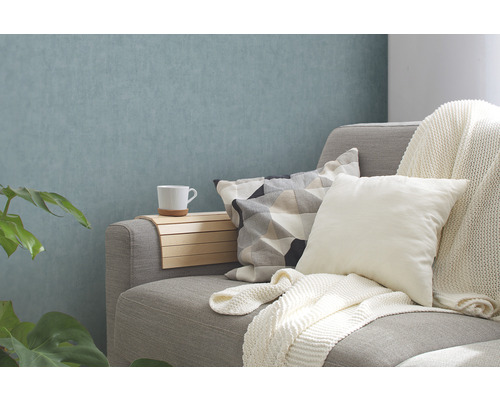 Decoratieve woonkamer met bank, kussens en bijzettafel