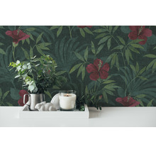 Decoratief behang met hibiscusbloemen en bladeren in jungle stijl