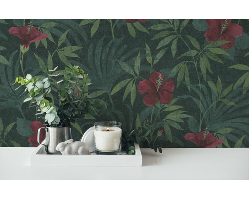 Decoratief behang met hibiscusbloemen en bladeren in jungle stijl