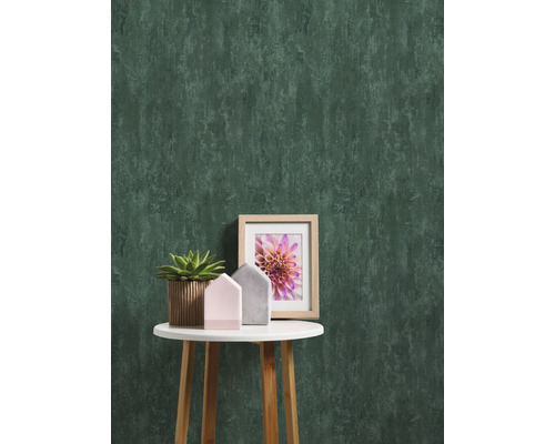 Groen vliesbehang met patroon en decoratie op een tafel