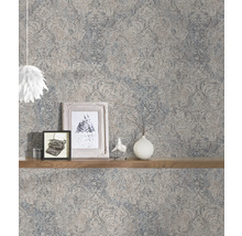 Woonkamer met patroonbehang, plank en decoratie