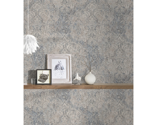 Woonkamer met patroonbehang, plank en decoratie