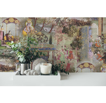 Decoratief behang met historisch design, gecombineerd met potplant, kaars en decoratie op een dienblad