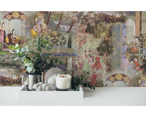 Decoratief behang met historisch design, gecombineerd met potplant, kaars en decoratie op een dienblad