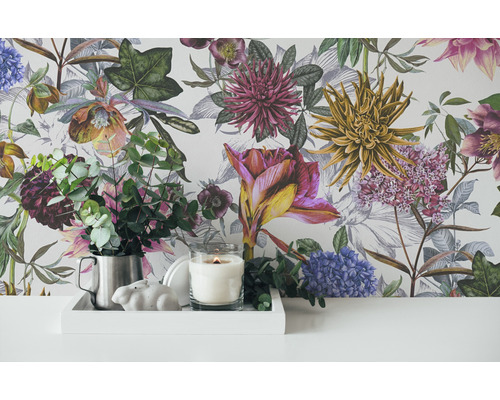 Bloembehang met bloemmotieven in kamerdecoratie