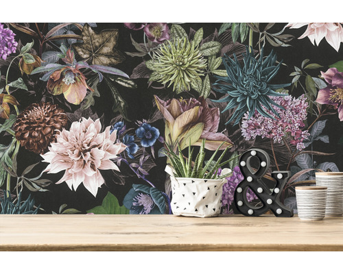 Behang met bloemmotief in donkere tinten