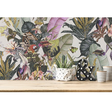 Behang met jungle motief, planten, vissen, giraffe, zebra en papegaai