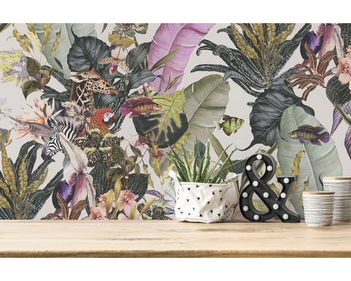 Behang met jungle motief, planten, vissen, giraffe, zebra en papegaai