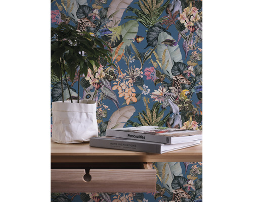 Scene met patroonbehang met planten, bloemen en dieren, tafel met plant en boeken