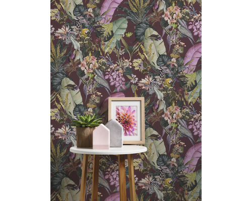 Behang met jungle motief, tafel met decoraties