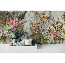 Decoratief bloemenfotobehang met bloemen, bladeren en planten aangebracht op de muur.