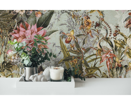 Decoratief bloemenfotobehang met bloemen, bladeren en planten aangebracht op de muur.