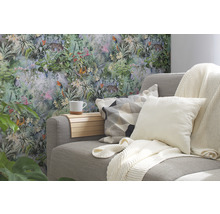 Woonkamer met grijze bank, kussens en decoratie voor een junglebehang