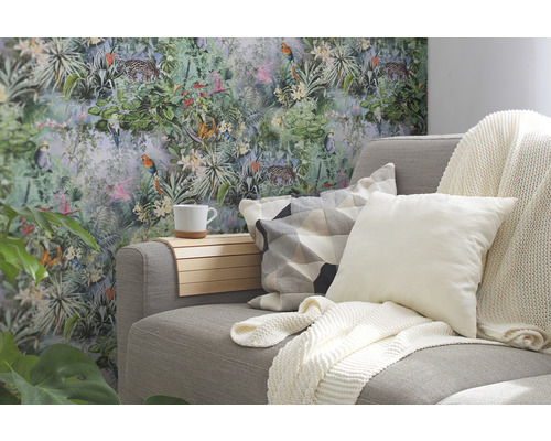 Woonkamer met grijze bank, kussens en decoratie voor een junglebehang