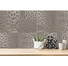 Behang met dierenprint, plant in pot en decoratief &-teken op een tafel