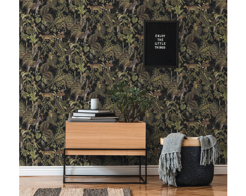 Woonkamer met junglebehang, ladekast en mand